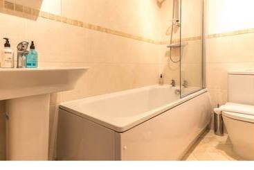 Comfortable Swindon Town Centre Apartments, Free Parking, Sleeps Up To 8