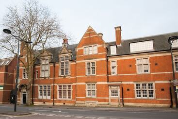 Comfortable Swindon Town Centre Apartments, Free Parking, Sleeps Up To 8