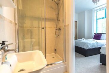 Comfortable Swindon Town Centre Apartments, Free Parking, Sleeps Up To 8