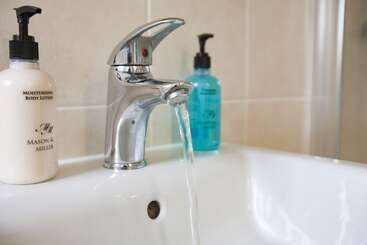 Comfortable Swindon Town Centre Apartments, Free Parking, Sleeps Up To 8