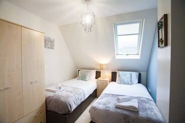 Comfortable Swindon Town Centre Apartments, Free Parking, Sleeps Up To 8