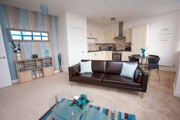 Comfortable Swindon Town Centre Apartments, Free Parking, Sleeps Up To 8