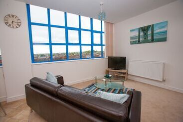 Comfortable Swindon Town Centre Apartments, Free Parking, Sleeps Up To 8