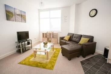 Comfortable Swindon Town Centre Apartments, Free Parking, Sleeps Up To 8