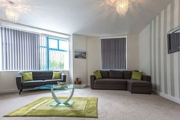 Comfortable Swindon Town Centre Apartments, Free Parking, Sleeps Up To 8