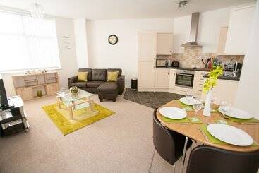Comfortable Swindon Town Centre Apartments, Free Parking, Sleeps Up To 8