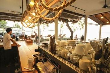 Escape Beach Resort   New Look Renovated