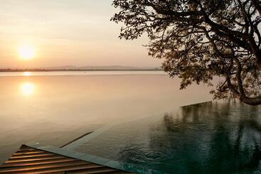 هتل Ekho Lake House