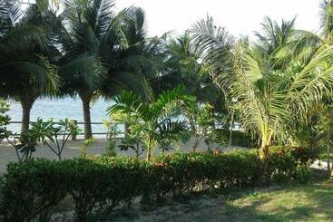 هتل Krisada Beach Resort