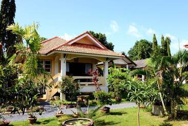 هتل New Sunrise Village Maenam Beach