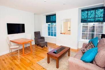 Royal Athenaeum Suites