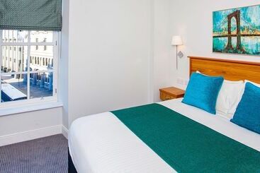 Royal Athenaeum Suites