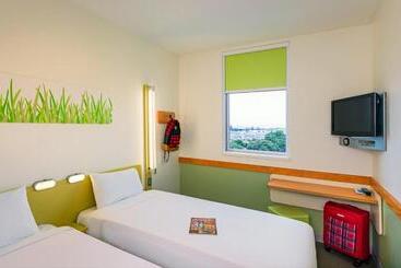 هتل Ibis Budget Courbevoie Paris La Défense