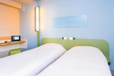 هتل Ibis Budget Courbevoie Paris La Défense
