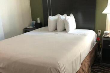 هتل Wildwood Inn, A Travelodge By Wyndham