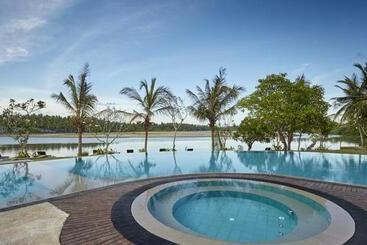 Amaranthe Bay Resort & Spa