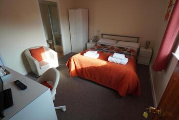 تختخواب و صبحانه Common Farm Motel
