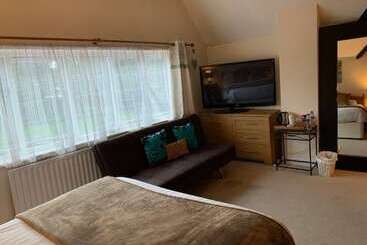 تختخواب و صبحانه The Bridge Guest House