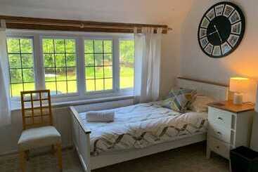 تختخواب و صبحانه The Bridge Guest House