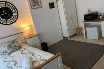 تختخواب و صبحانه The Bridge Guest House