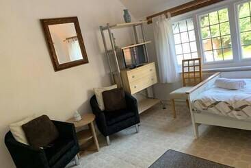 تختخواب و صبحانه The Bridge Guest House