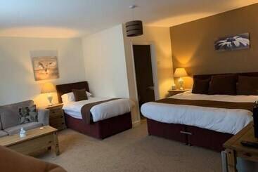 تختخواب و صبحانه The Bridge Guest House