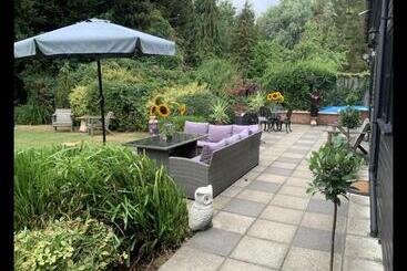 تختخواب و صبحانه The Bridge Guest House