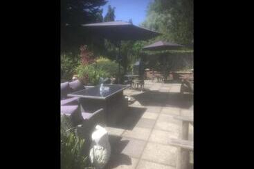 تختخواب و صبحانه The Bridge Guest House