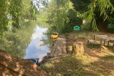 تختخواب و صبحانه The Bridge Guest House