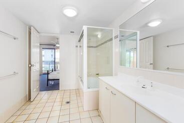 هتل Bella Mare Coolangatta Beachside Apartments