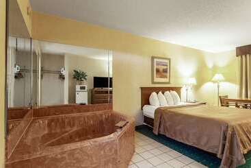 هتل Quality Inn