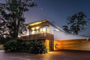 هتل Inn The Tuarts Guest Lodge