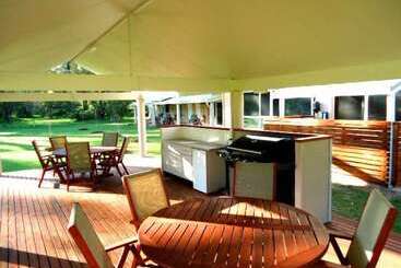 هتل Inn The Tuarts Guest Lodge