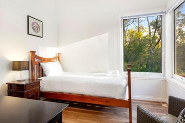 هتل Inn The Tuarts Guest Lodge