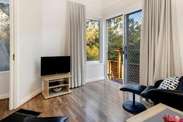 هتل Inn The Tuarts Guest Lodge