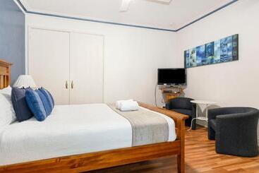 هتل Inn The Tuarts Guest Lodge