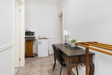 هتل Inn The Tuarts Guest Lodge