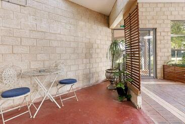 هتل Inn The Tuarts Guest Lodge
