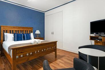 هتل Inn The Tuarts Guest Lodge