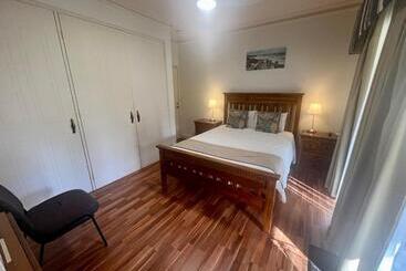 هتل Inn The Tuarts Guest Lodge
