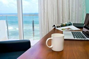 Ocean Edge Suites & Hotel Colombo
