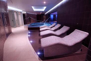 Parklands Hotel & Country Club