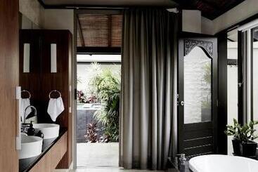 هتل The Villas Of Byron