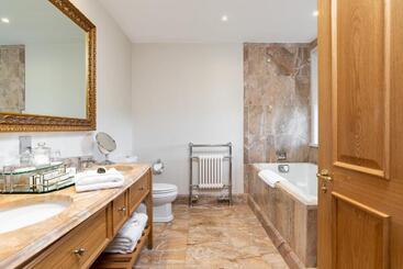 هتل Trump Macleod House & Lodge, Scotland