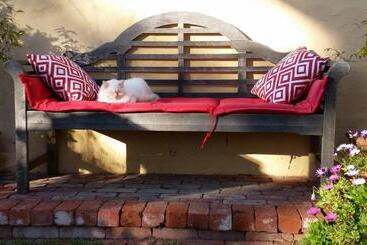 هتل Water Bay Villa Bed And Breakfast
