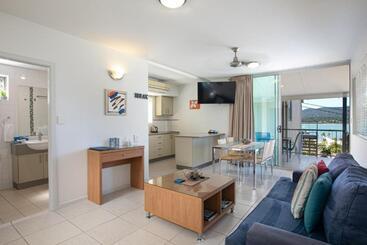 هتل Waterview Airlie Beach