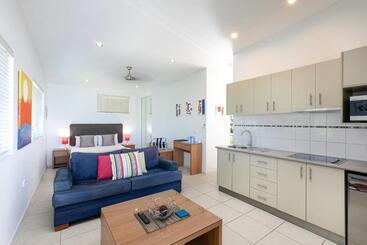 هتل Waterview Airlie Beach