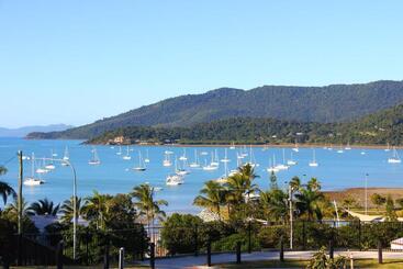 هتل Waterview Airlie Beach
