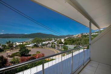 هتل Waterview Airlie Beach