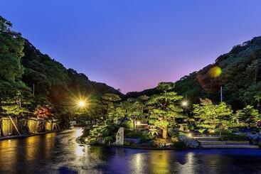هتل Ooedo Onsen Monogatari Premium Koshinoyu